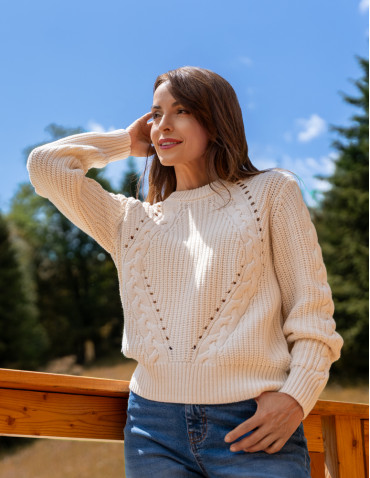 Swetry - Sweter damski z warkoczowym splotem BIAŁY - produkt 10