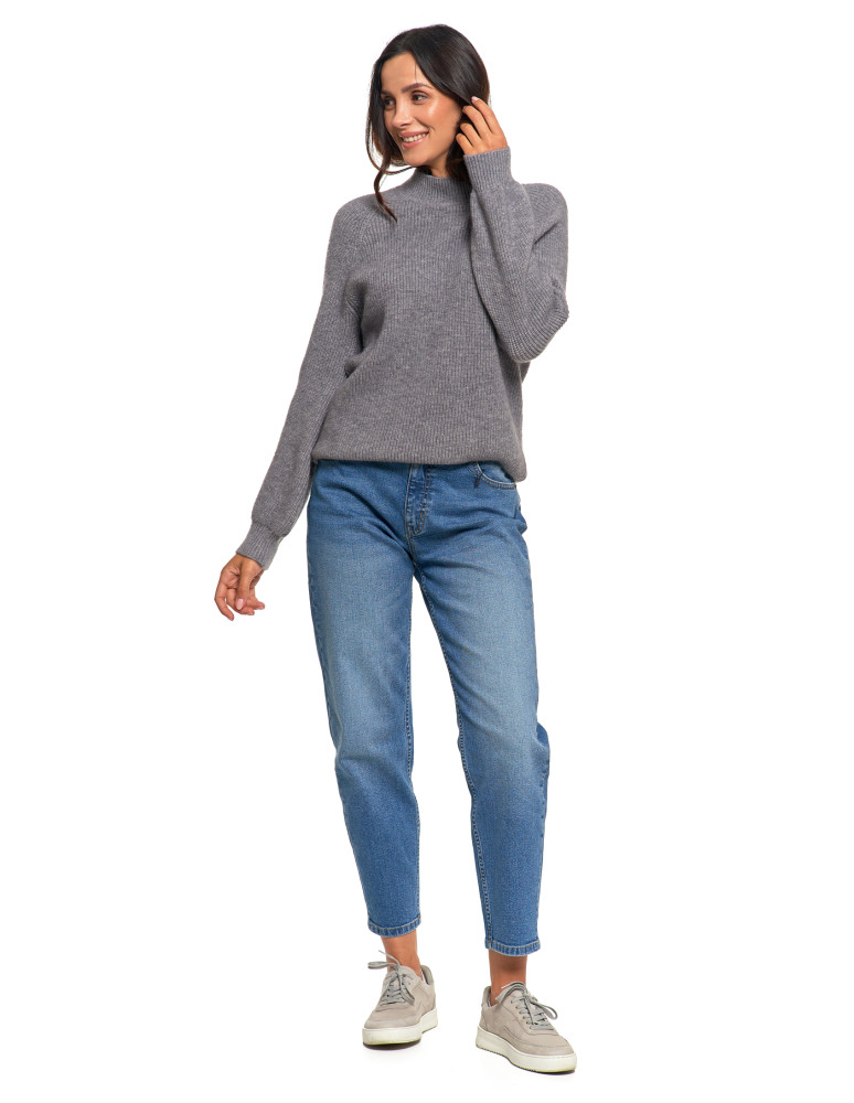 Swetry - Sweter damski z miękkiej dzianiny o luźnym kroju SZARY - produkt moraj.pl 4